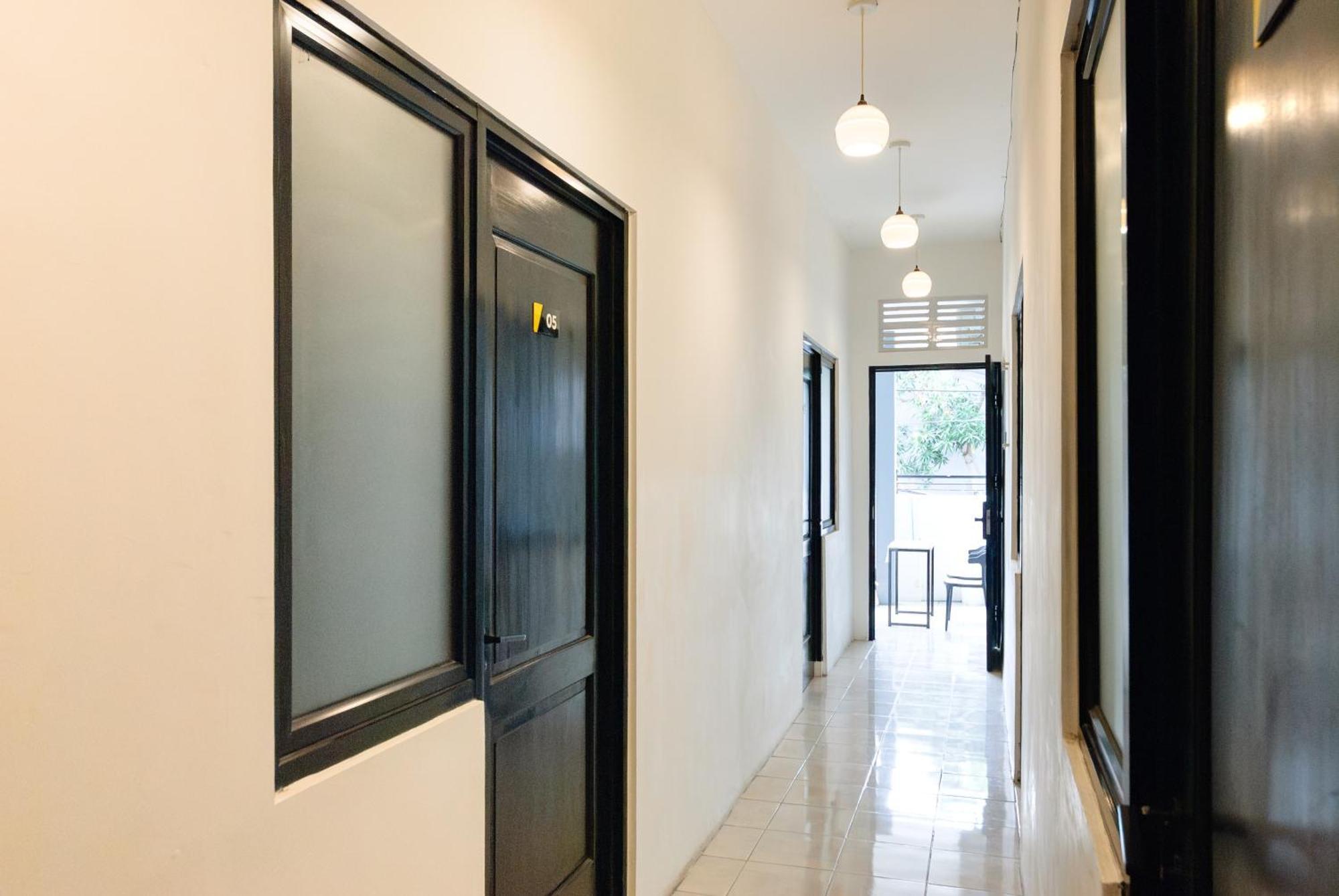 Reddoorz At Flamboyan Harapan Indah Hotel Bekasi Exterior photo