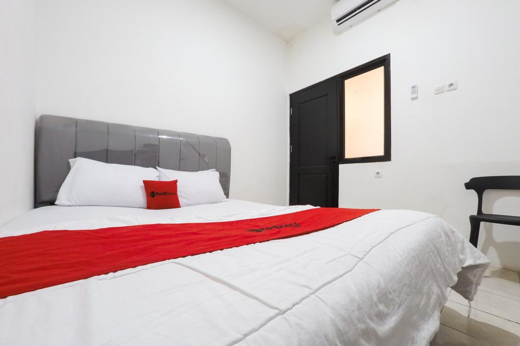 Reddoorz At Flamboyan Harapan Indah Hotel Bekasi Exterior photo